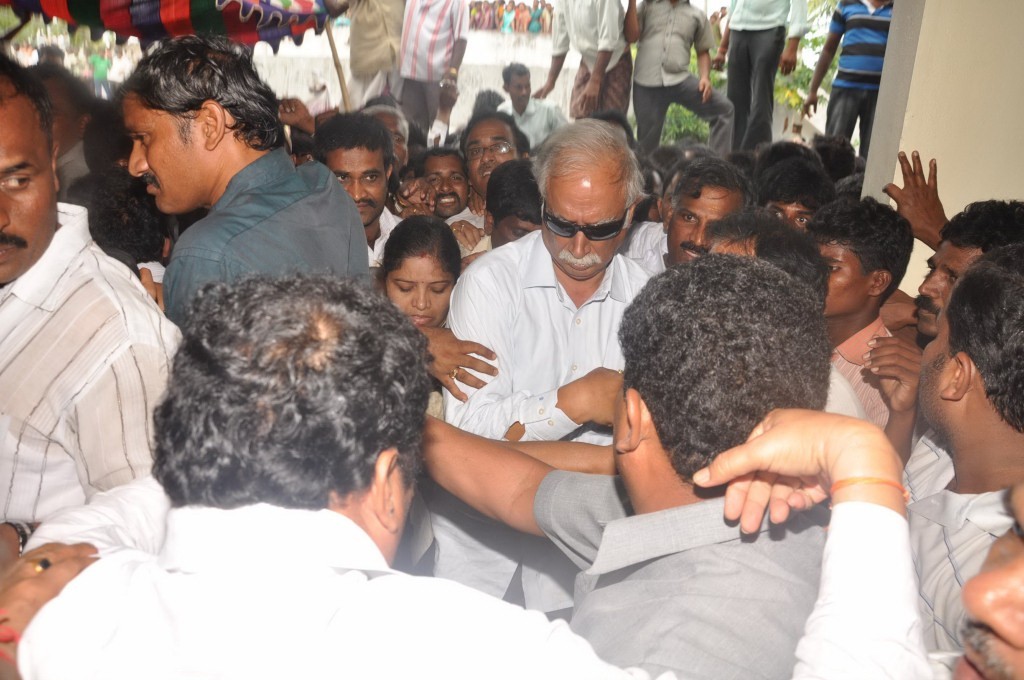 VIPs at Yerran Naidu Dead Body - 27 / 64 photos