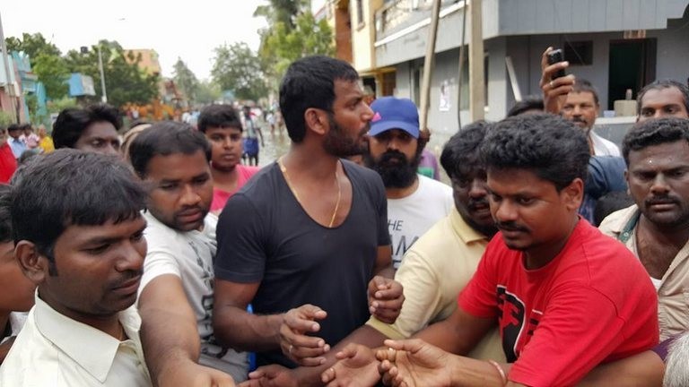 Vishal Supplying Food Packets and Water - 2 / 24 photos