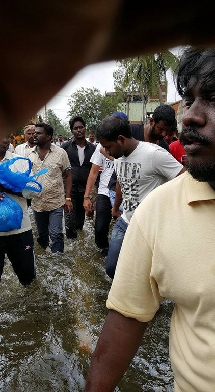 Vishal Supplying Food Packets and Water - 6 / 24 photos