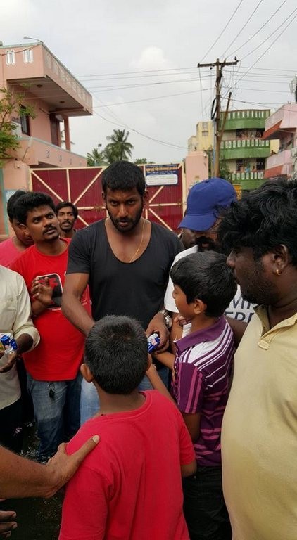 Vishal Supplying Food Packets and Water - 7 / 24 photos