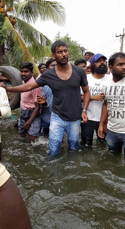 Vishal Supplying Food Packets and Water - 8 / 24 photos