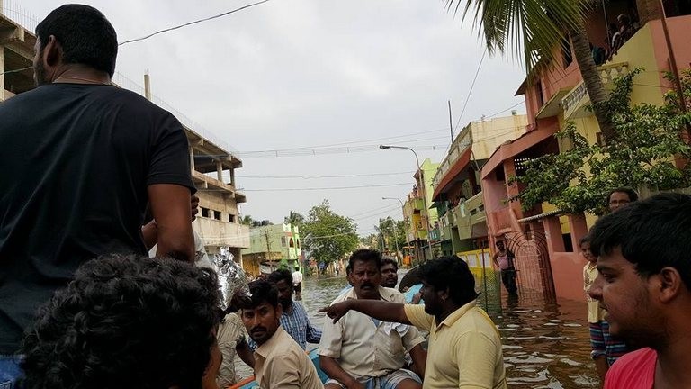 Vishal Supplying Food Packets and Water - 9 / 24 photos