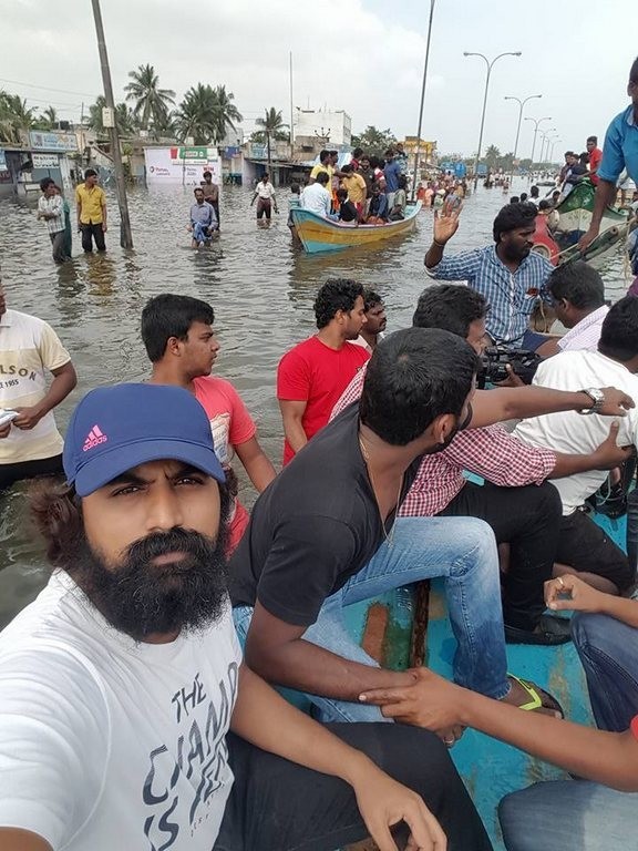 Vishal Supplying Food Packets and Water - 10 / 24 photos