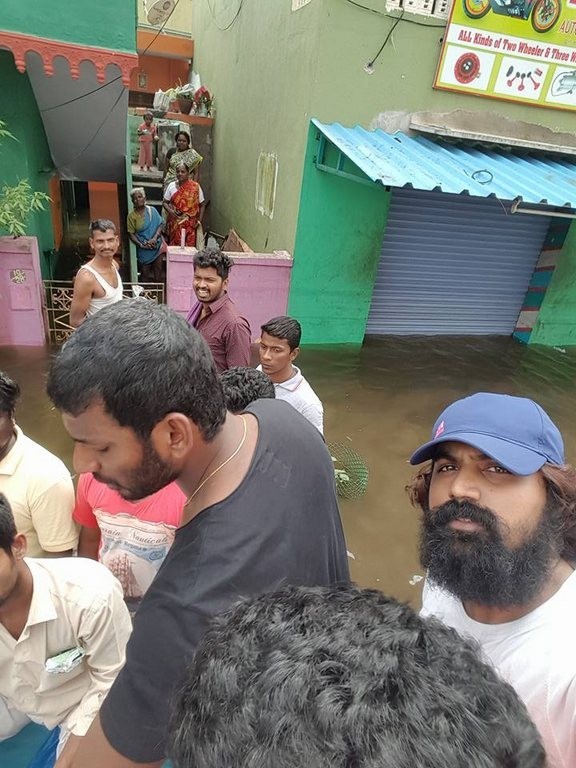 Vishal Supplying Food Packets and Water - 11 / 24 photos