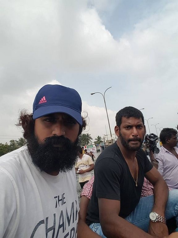 Vishal Supplying Food Packets and Water - 16 / 24 photos