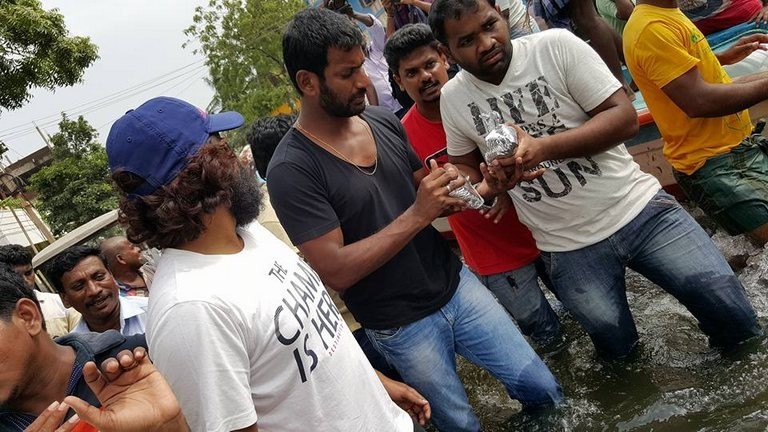 Vishal Supplying Food Packets and Water - 18 / 24 photos