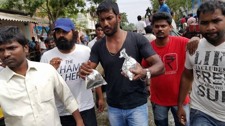 Vishal Supplying Food Packets and Water - 20 / 24 photos