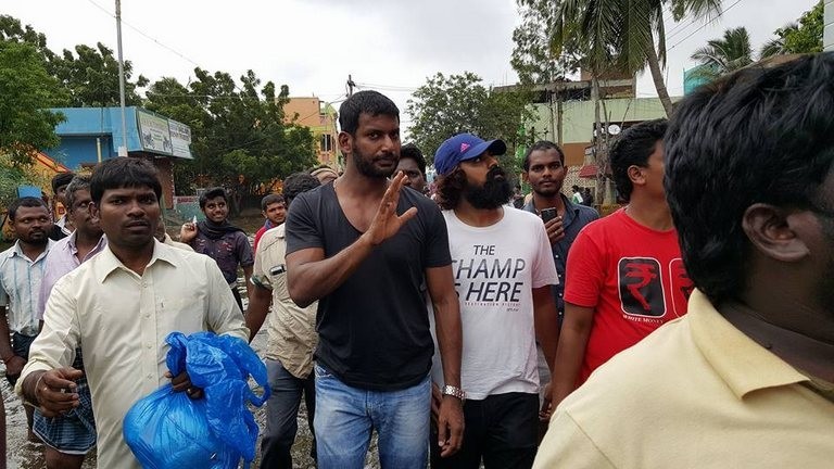 Vishal Supplying Food Packets and Water - 21 / 24 photos