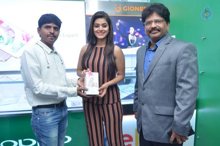 Yamini Bhaskar Launches Cellbay Mobile Store - 16 / 20 photos