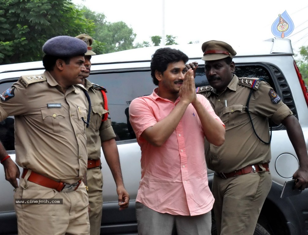 YS Jagan at Nampally Court - 1 / 5 photos