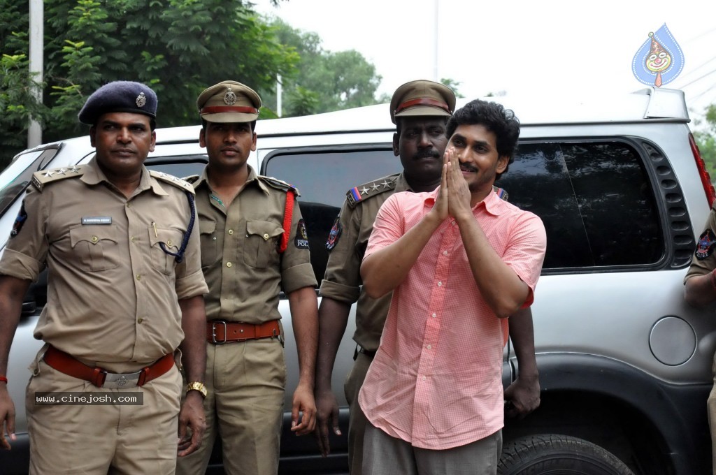 YS Jagan at Nampally Court - 2 / 5 photos