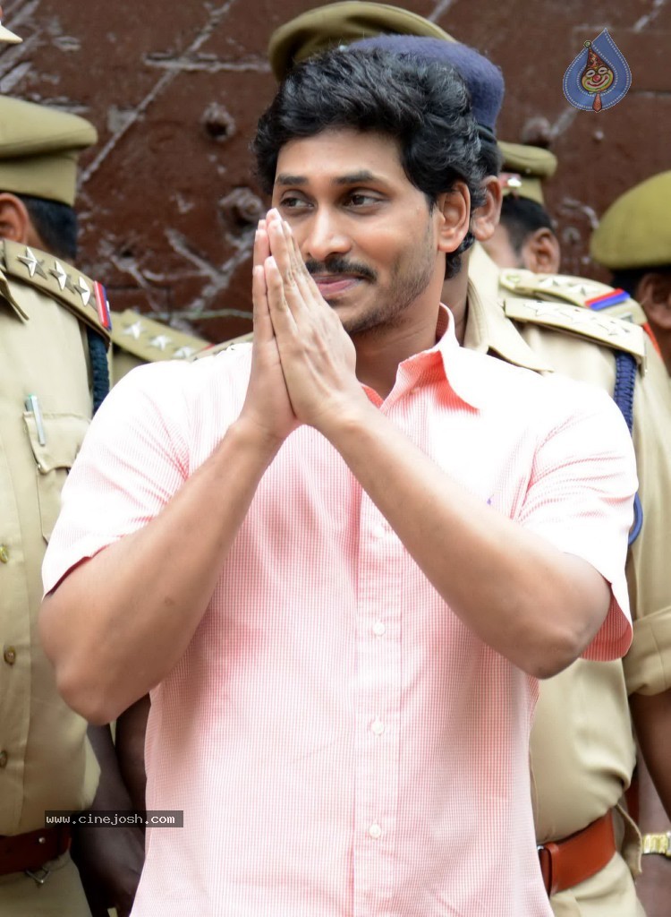 YS Jagan at Nampally Court - 3 / 5 photos