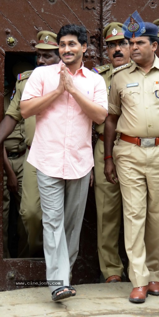 YS Jagan at Nampally Court - 4 / 5 photos