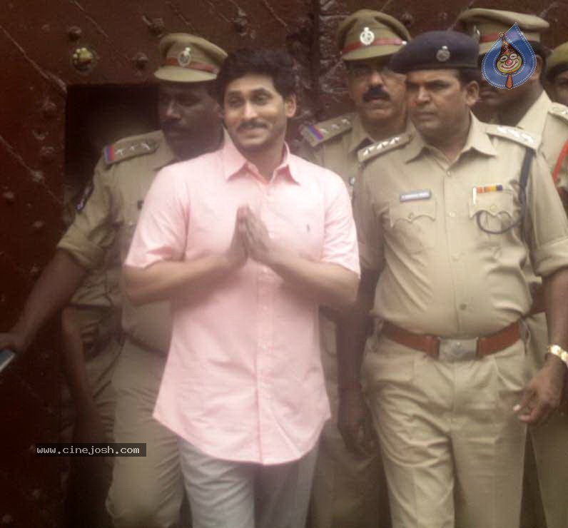 YS Jagan at Nampally Court - 5 / 5 photos