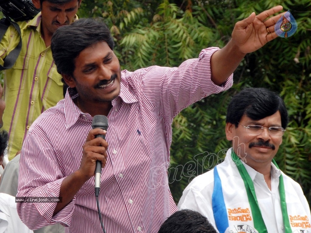 Ys Vijayamma Bi Elections Tour - 19 / 22 photos