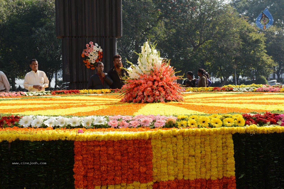 YVS Chowdary Visits NTR Ghat - 12 / 52 photos