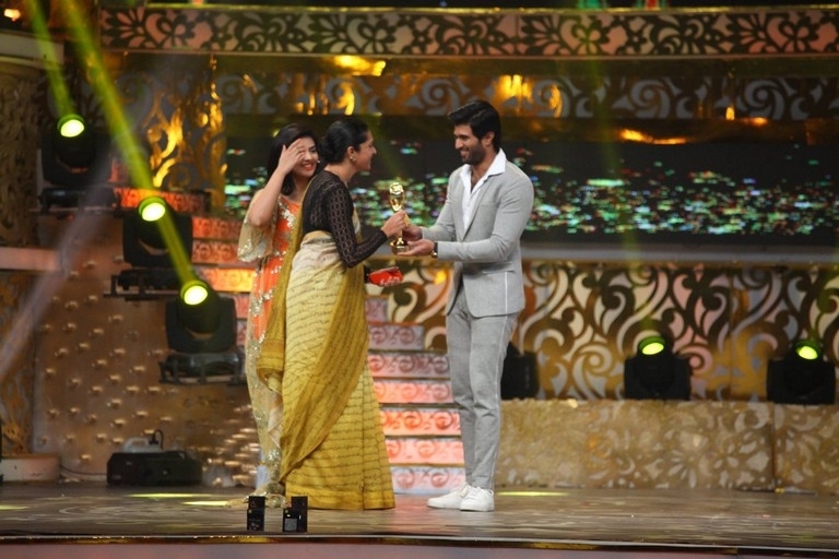 Zee Telugu Golden Awards 2017 - 4 / 55 photos
