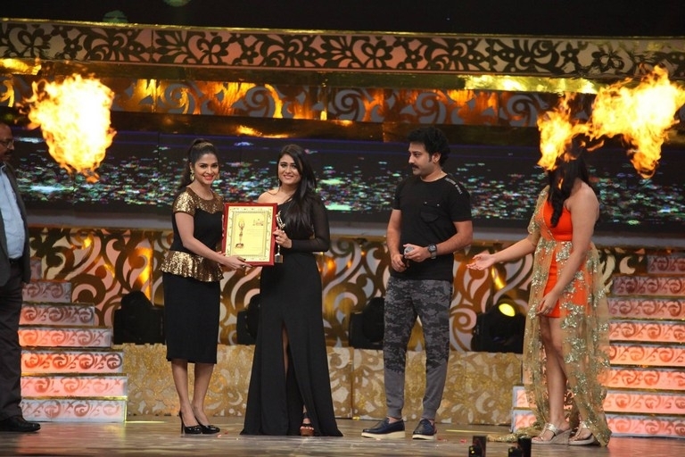 Zee Telugu Golden Awards 2017 - 32 / 55 photos