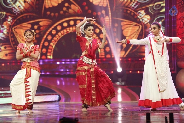 Zee Tv Apsara Award Stills - 32 / 61 photos