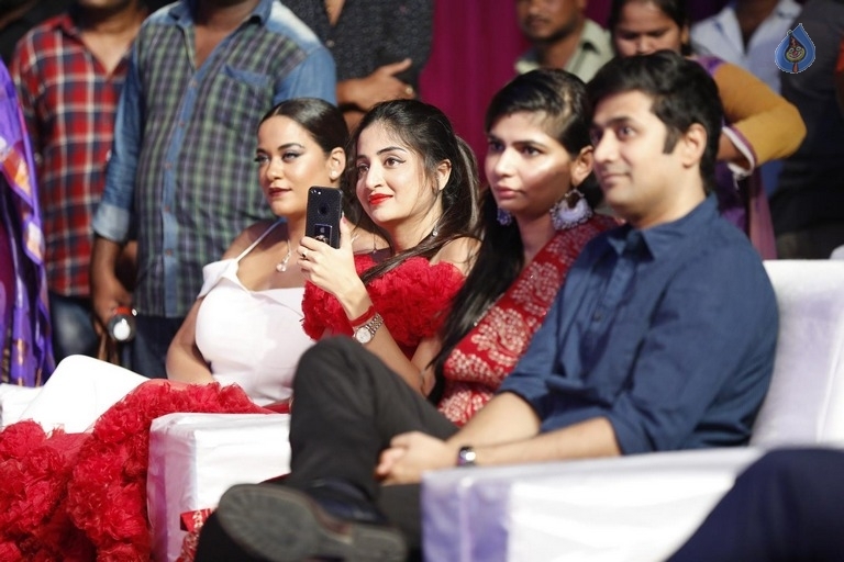 Zee Tv Apsara Award Stills - 38 / 61 photos