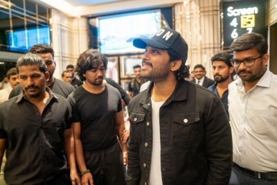 Allu Arjun Family Watching Sye Raa Movie - 3 of 4