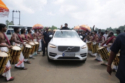 Allu Arjun Grand Welcome in Mallu land - 10 of 15