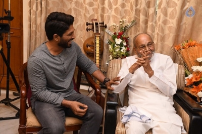 Allu Arjun Meets K Viswanath - 6 of 9