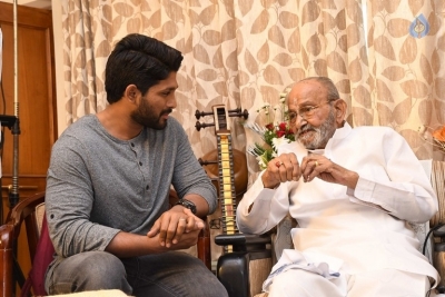 Allu Arjun Meets K Viswanath - 8 of 9