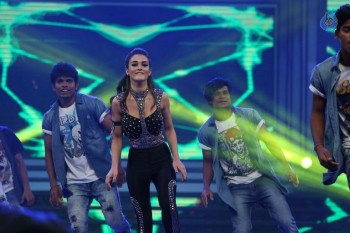 Amy Jackson Dance at Filmfare Awards  - 39 of 42
