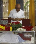 Celebrities Pay Tributes to Bapu - 3 of 17