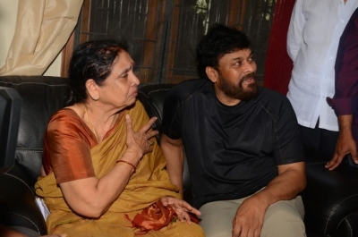 Chiranjeevi And Allu Aravind Has Paid Tribute To Nandagopal - 11 of 21