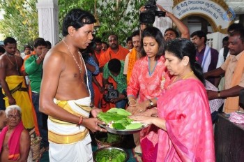 Chiranjeevi Family at Film Nagar Hanuman Temple - 34 of 42