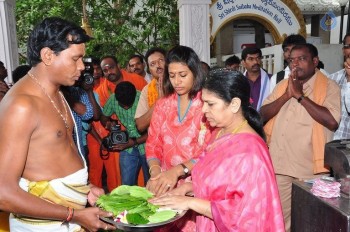 Chiranjeevi Family at Film Nagar Hanuman Temple - 40 of 42