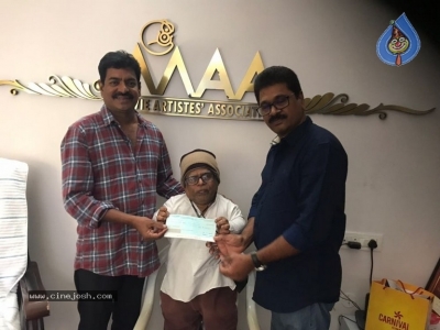 Chiranjeevi Helps Gundu Hanumantha Rao and Potti Veerayya - 3 of 4