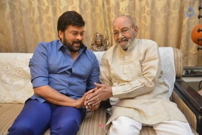 Chiranjeevi Meets K Viswanath - 13 of 18