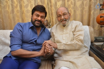 Chiranjeevi Meets K Viswanath - 14 of 18