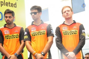 IPL Sunrisers Team Felicitates Apollo Doctors - 15 of 40