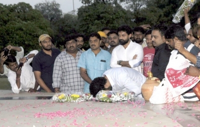 Jr NTR And Kalyan Ram Pays Tribute To NTR At NTR Ghat  - 6 of 17