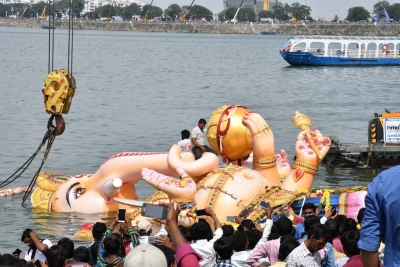 Khairatabad and Balapur Ganesh Nimajjanam Photos - 15 of 85