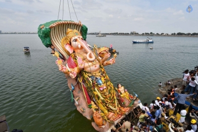 Khairatabad and Balapur Ganesh Nimajjanam Photos - 19 of 85