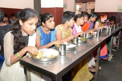 Mahesh and Namrata offers Lunch on Anniversary - 1 of 8