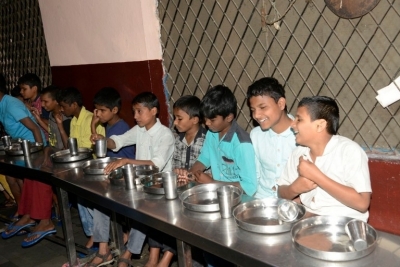 Mahesh and Namrata offers Lunch on Anniversary - 3 of 8