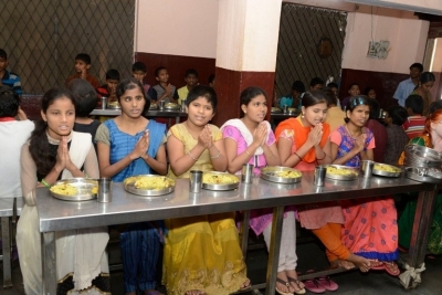 Mahesh and Namrata offers Lunch on Anniversary - 8 of 8