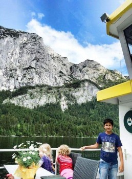 Mahesh Babu Family Holiday Tour Photos - 3 of 13