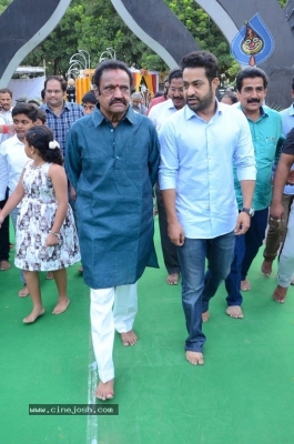 NTR Family Members Pay Tribute at NTR Ghat - 76 of 100