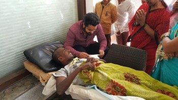 NTR with Cancer Patient Nagarjuna - 1 of 8