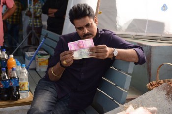 Pawan Kalyan Checking Rs 2000 Note - 1 of 6