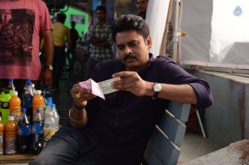 Pawan Kalyan Checking Rs 2000 Note - 4 of 6