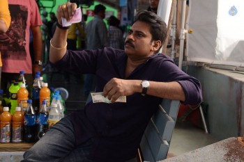 Pawan Kalyan Checking Rs 2000 Note - 6 of 6