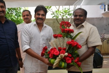 Karnataka ex CM Kumaraswamy Meets Pawan Kalyan  - 3 of 8